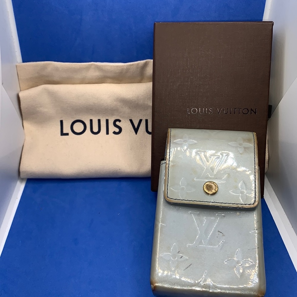 LOUIS VUITTON
Monogram Vernis‎ “Greene” Lavender Cell Phone Holder